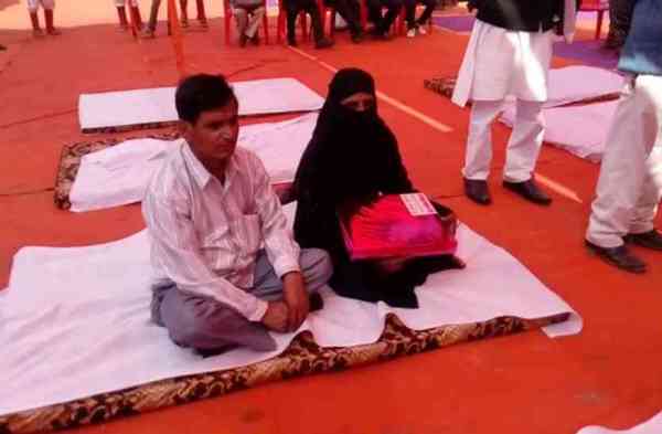 सामूहिक विवाह समारोह में बैठे दूल्हा-दुल्हन