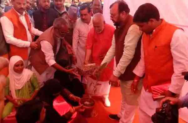 नवविवाहित जोड़े को उपहार भेंट करते हुए कैबिनेट मंत्री सुरेश कुमार खन्ना, पूर्व केंद्रीय गृह राज्य मंत्री स्वामी चिन्मयानंद