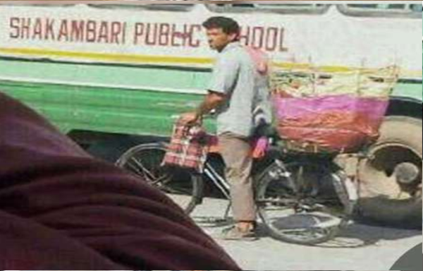 सड़कों पर पापड़ बेचते दिखे ऋतिक रोशन, सेट से तस्वीरें हुई वायरल