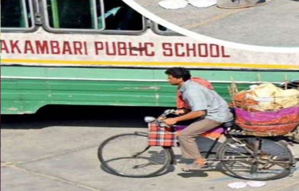 सड़कों पर पापड़ बेचते दिखे ऋतिक रोशन, सेट से तस्वीरें हुई वायरल