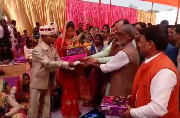 नवविवाहित जोड़े को उपहार भेंट करते हुए कैबिनेट मंत्री सुरेश कुमार खन्ना, पूर्व केंद्रीय गृह राज्य मंत्री स्वामी चिन्मयानंद