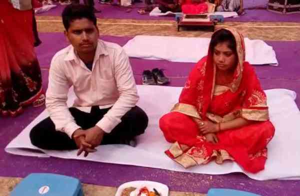 सामूहिक विवाह समारोह में बैठे दूल्हा-दुल्हन