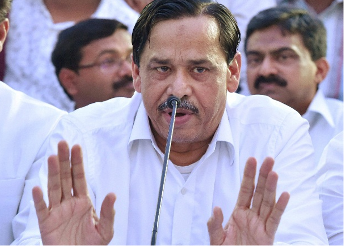 Naseemuddin Siddiqui with supporters join congress party