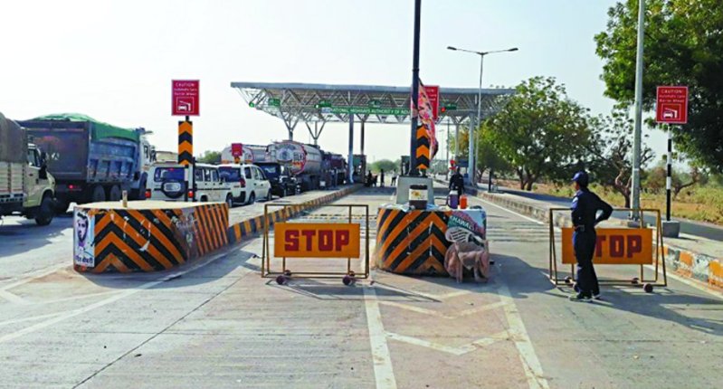 कल्याणपुर. डोली टोल प्लाजा पर वाहनों की लगी भीड़।