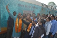 Chittorgarh, new train, Chittorgarh news, Chittorgarh Hindi news, Chittorgarh local news, new train timings, new train route, chittorgarh samachar, chittorgarh news in hindi, rail hamsafar weak, Hamsafar train,Hamsafar Express, hamsafar train route, New Train Hamsafar Express, Which train arrived at Chittorgarh, in excitement MP took Selfie