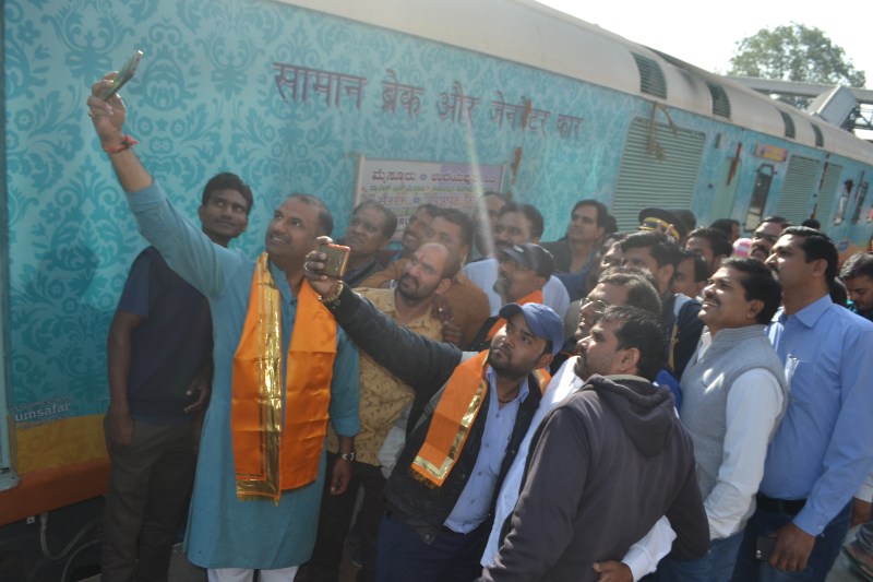 Chittorgarh, new train, Chittorgarh news, Chittorgarh Hindi news, Chittorgarh local news, new train timings, new train route, chittorgarh samachar, chittorgarh news in hindi, rail hamsafar weak, Hamsafar train,Hamsafar Express, hamsafar train route, New Train Hamsafar Express, Which train arrived at Chittorgarh, in excitement MP took Selfie