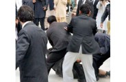 Lawyers beat up each other in front of the lady judge in the court