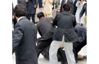 Lawyers beat up each other in front of the lady judge in the court