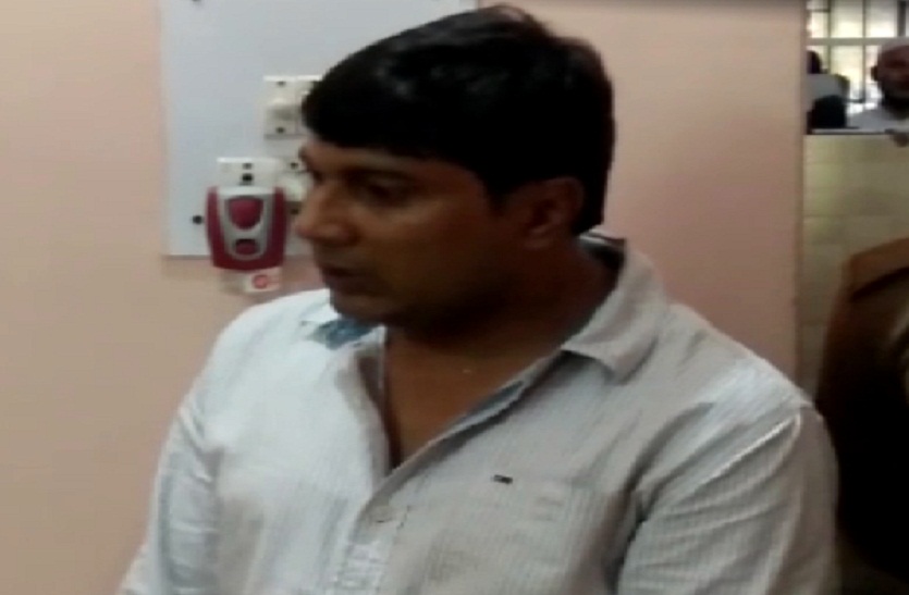 जब पुलिस ने की दोहरे हत्याकांड के आरोपी के घर की कुर्की तो उत्तराखंड में कर दिया सरेंडर-देखें वीडियो