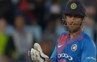Dhoni Angry