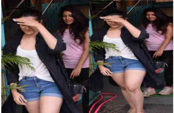 बिना मेकअप भी खूबसूरत लग रही हैं कृति सेनन की बहन नुपुर, मुंबई में हुई स्पॉट