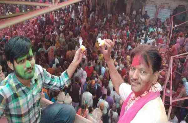 श्रीजी मंदिर में कई टन लड्डू बरसाए गए। 