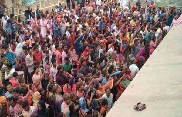  श्रद्धालुओं ने लड्डुओं को श्रद्धा भाव से ग्रहण किया। 