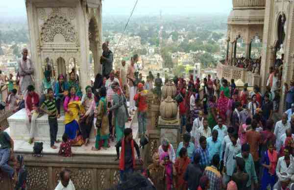  उल्लास परिपूर्ण होकर भक्त एक दूसरे पर बिना झिझक के रंग डाल रहे हैं। 