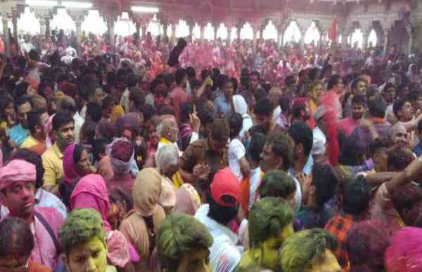 हर कोई भगवान कान्हा की भक्ति और होली के रंगों में सराबोर दिखाई दिया। 