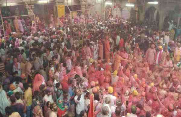 लड्डू होली में देश-विदेश से आए हजारों श्रद्धालुओं ने हिस्सा लिया।