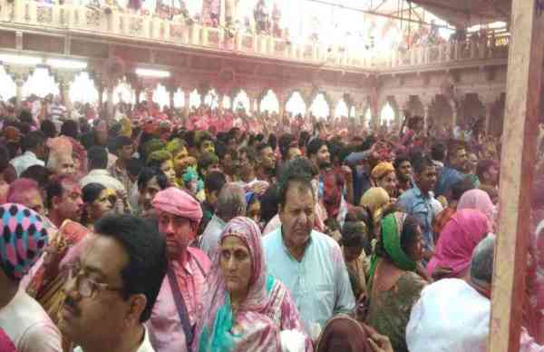 हर कोई रंग में सराबोर नजर आ रहा है। 