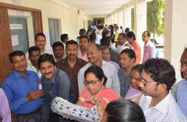 Photo Gallery : बोर्ड परीक्षा की गोपनीय सामग्री पहुंची थाने, वाहनों के साथ पुलिसकर्मियों का कन्या साडा में लगा रहा जमावड़ा