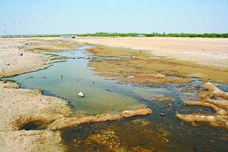 बजरी से मेला मैदान में जगह जगह गड्ढें हो गए हैं