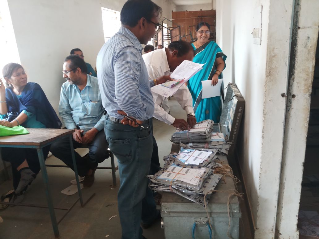52000 परीक्षार्थी शामिल होंगे बोर्ड परीक्षा में मॉडल स्कूल में हुआ प्रश्न पत्रों का वितरण
