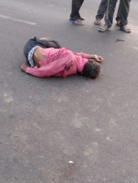  कार की टक्कर से घायल हुआ था भिखारी, पुलिस की कार्यप्रणाली देख छात्र नाराज