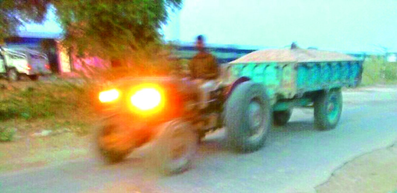 समदड़ी क्षेत्र के गांव में दिन के उजाले में बजरी से भरा गुजरता ट्रक