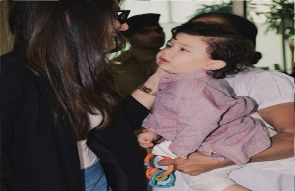 एयरपोर्ट पर मां की गोद में जाने की जिद करने लगा नन्हा तैमूर