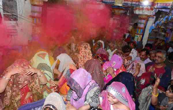 machee holee kee dhoom, rangon -phoolon se mahaka chaarabhuja ka dhaam