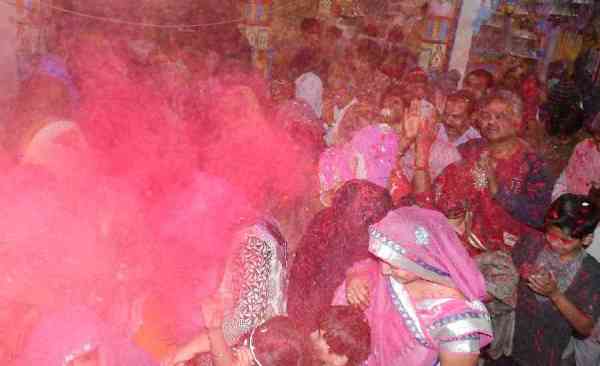 machee holee kee dhoom, rangon -phoolon se mahaka chaarabhuja ka dhaam