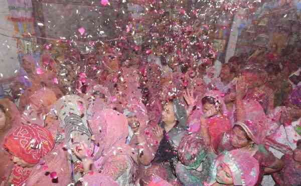 machee holee kee dhoom, rangon -phoolon se mahaka chaarabhuja ka dhaam