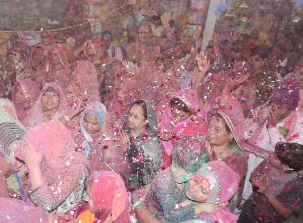 machee holee kee dhoom, rangon -phoolon se mahaka chaarabhuja ka dhaam