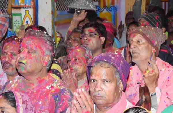 machee holee kee dhoom, rangon -phoolon se mahaka chaarabhuja ka dhaam