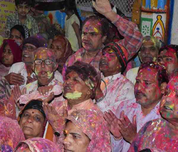 machee holee kee dhoom, rangon -phoolon se mahaka chaarabhuja ka dhaam
