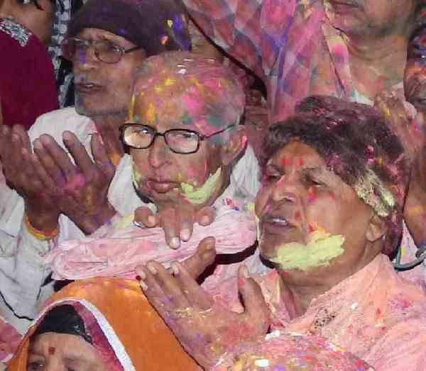 machee holee kee dhoom, rangon -phoolon se mahaka chaarabhuja ka dhaam