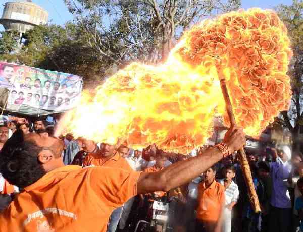 umada aastha ka sailaab, goonje meen dev ke jayakaare