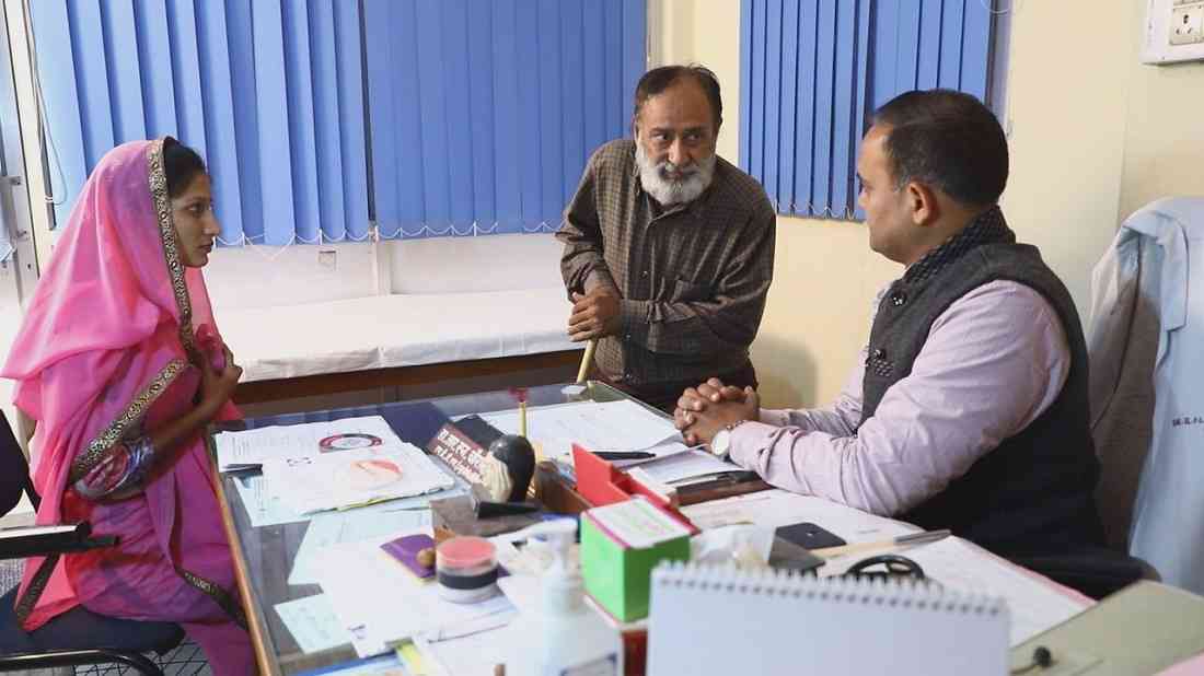 हरीश द्विवेदी और अलका राय डॉ के चैंबर में