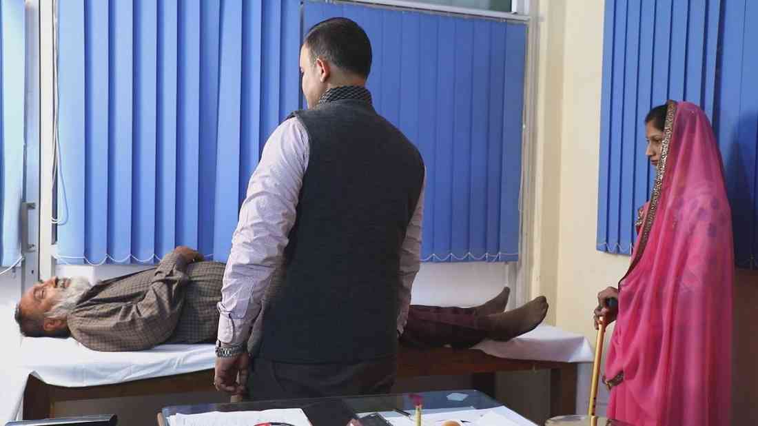 एमएनडी के मरीज की भूमिका में हरीश द्विवेदी, पत्नी की भूमिका में अलका