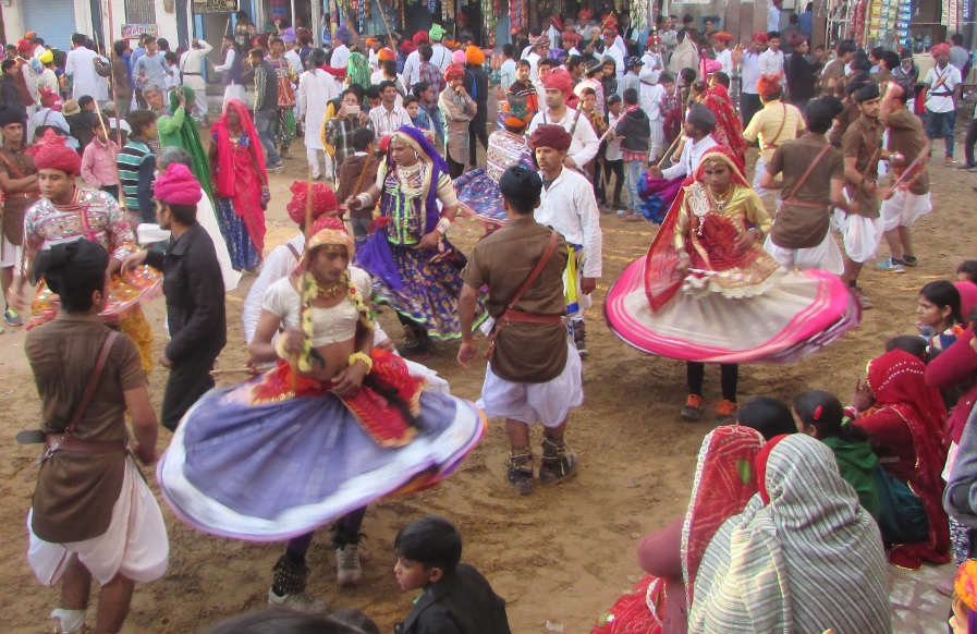 HAPPY HOLI 2018 : सबसे अनूठा है राजलदेसर का गींदड़ नृत्य, लोग 411 साल से निभा रहे परम्परा | GINDAR Dance of Rajaldesar on Holi | Patrika News