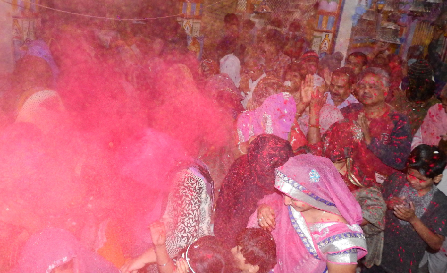 #khulkarkheloholi: chhotee kashee Holi in foreign