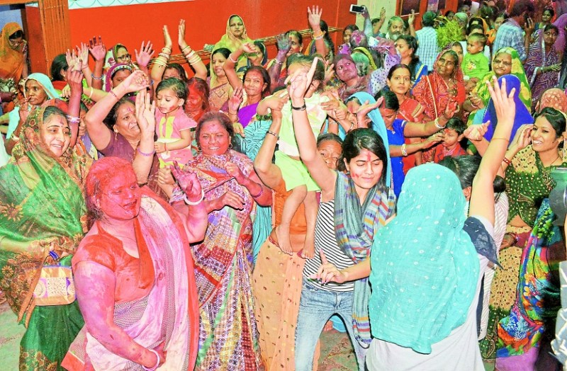 Holi celebrated at Mathuradhish temple