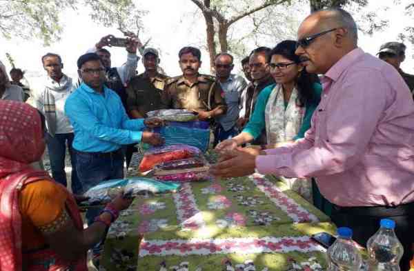 इन एसडीएम व एडीएम को आपको भी करेंगे सलाम, नेकी की दीवार से मिली चीजों को गरीबों में बांट कर मनायी होली