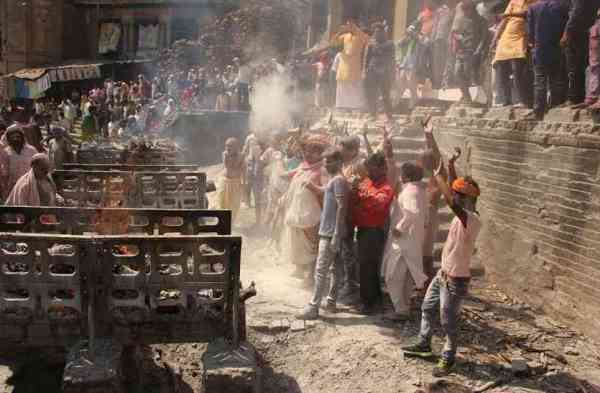 बनारस के महाश्मशान में चिताओं की राख से खेली गयी होली