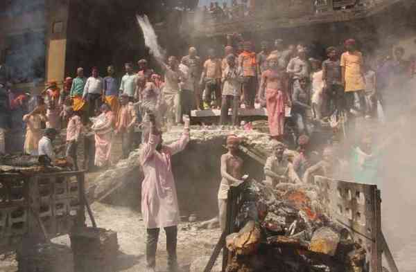 बनारस के महाश्मशान में चिताओं की राख से खेली गयी होली