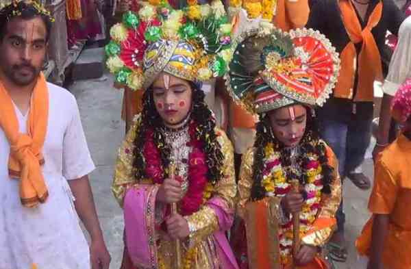 हर कोई होली के रंगों रंगे कान्हा को रूपकर देख भाव विभार हो गया। 