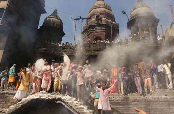 बनारस के महाश्मशान में चिताओं की राख से खेली गयी होली