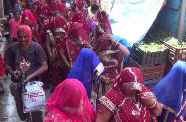 सज-धजकर बाल गोपाल के पीछे चलीं गोपियां 