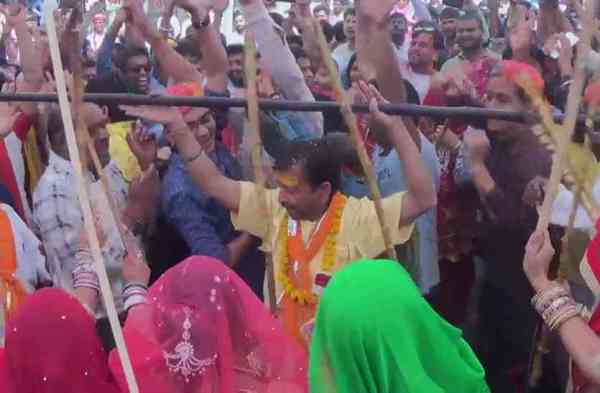 छड़ी मार होली खेलती महिलाएं 