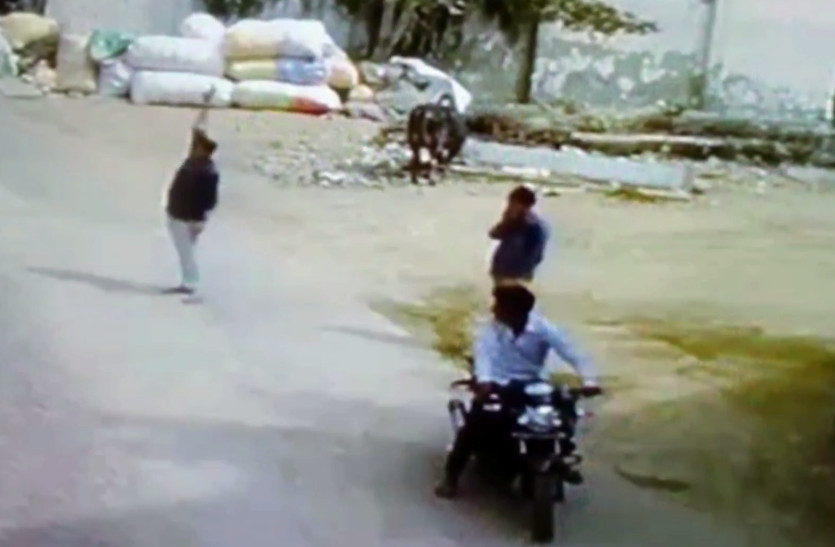 जयपुर- सांगानेर में किन्नर हवेली के बाहर फायरिंग, दहशत में आए किन्नर, देखें फायरिंग का वीडियो