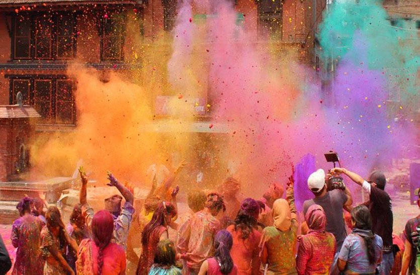 Old people played holi with full joy in their time