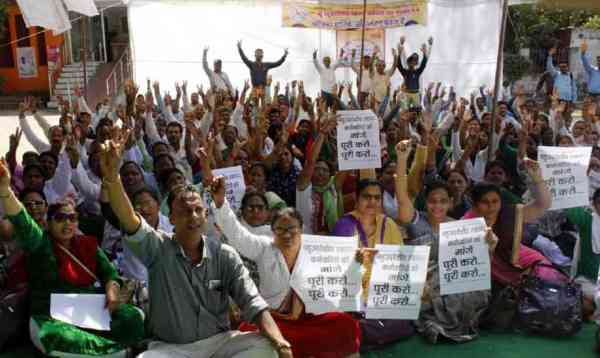protest, protest of government employees,bahuuddeshiya swasthya karmchari sangh,bahuuddeshiya swasthya karmchari sangh protest,samvida sanyukt sangrash manch,protest of samvida sanyukt sangrash manch,aaganwadi karykarta,protest of aaganwadi karyakarta,employees protest,employees protest in bhopal,bhopal news,mp news in hindi,mp government,workers against mp government